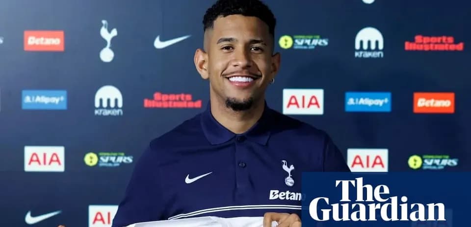 Jugador sonriente presentando camiseta de Tottenham