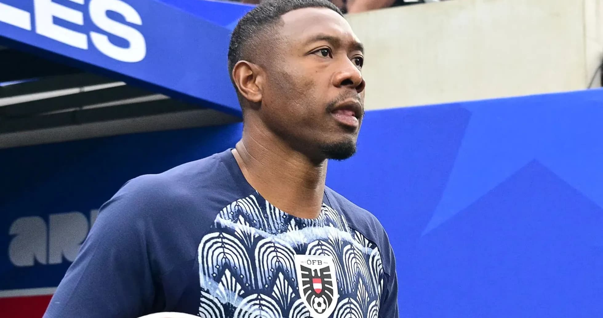Jugador saliendo del túnel al campo de juego