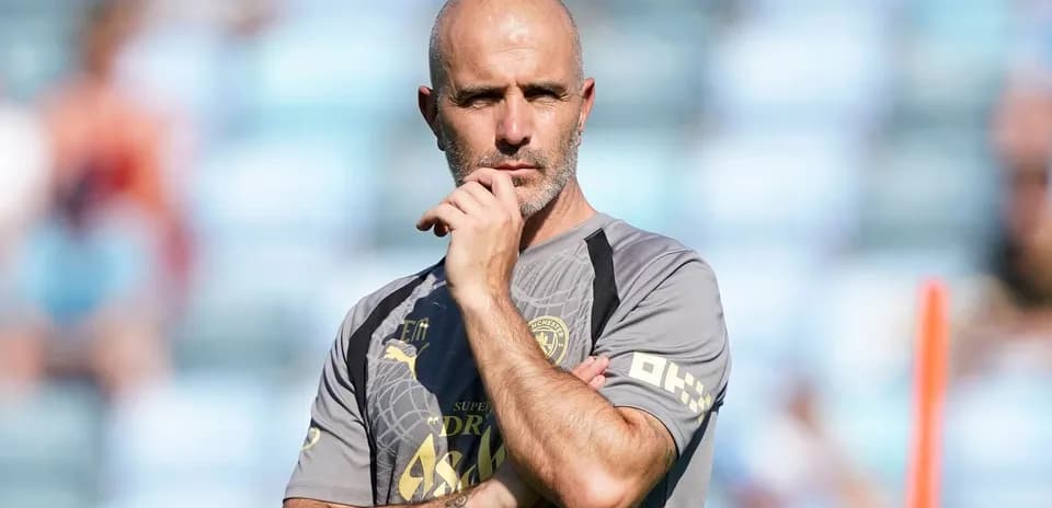 Entrenador observando el entrenamiento del equipo