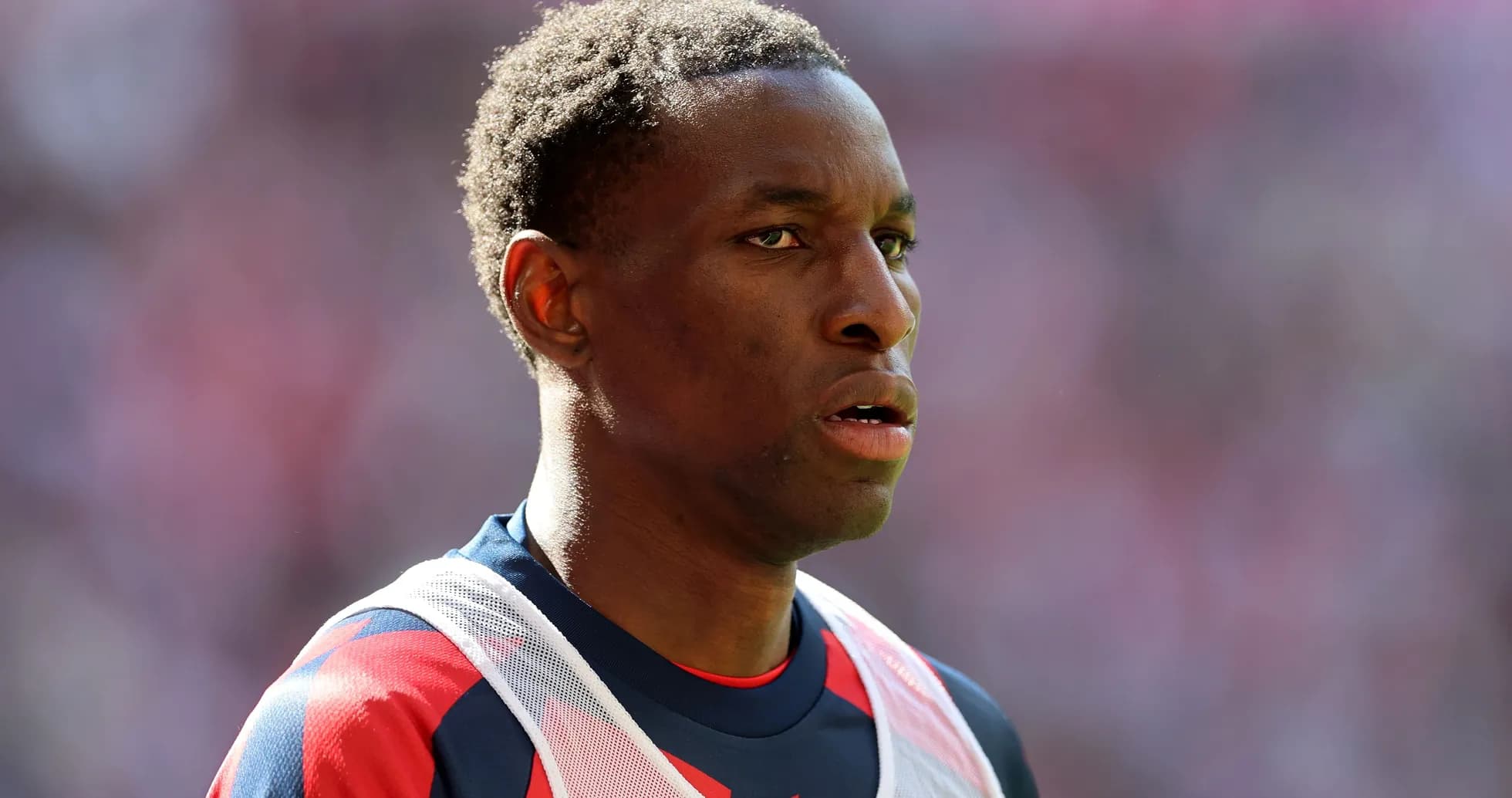 Jugador en la banda durante el partido