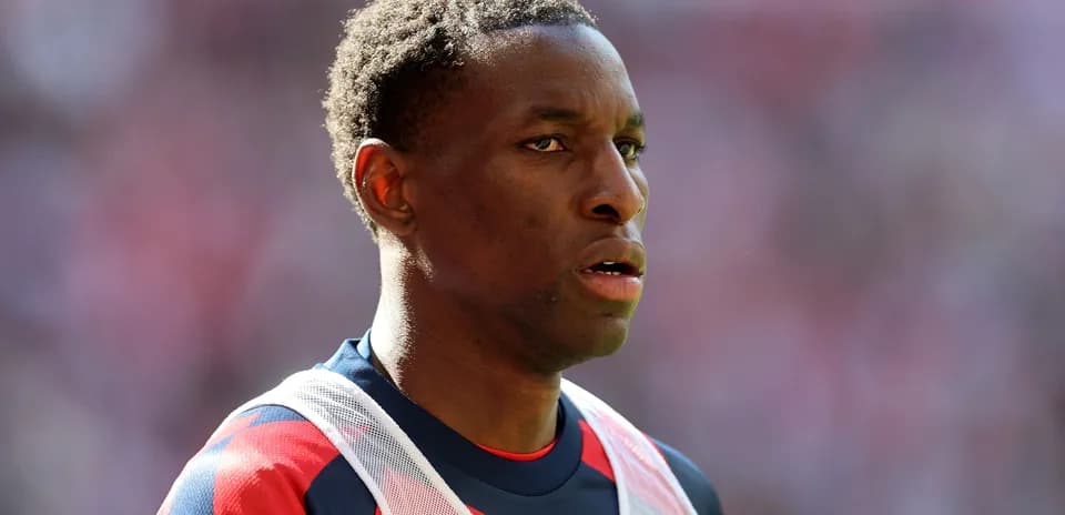 Jugador en la banda durante el partido