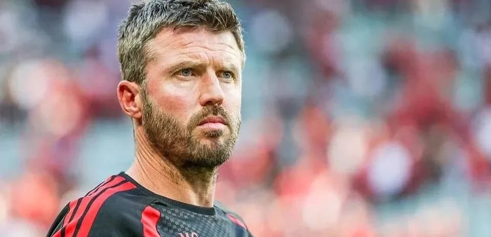 Entrenador observando el partido desde la línea de banda
