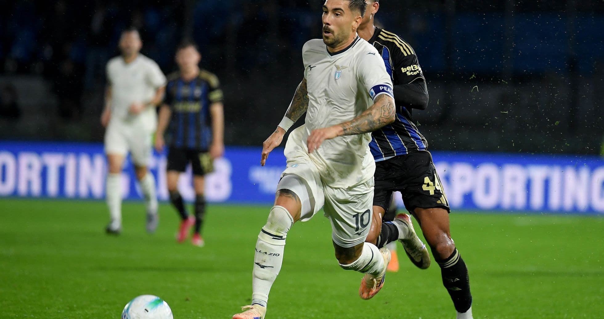 Jugador de Lazio corriendo durante el partido
