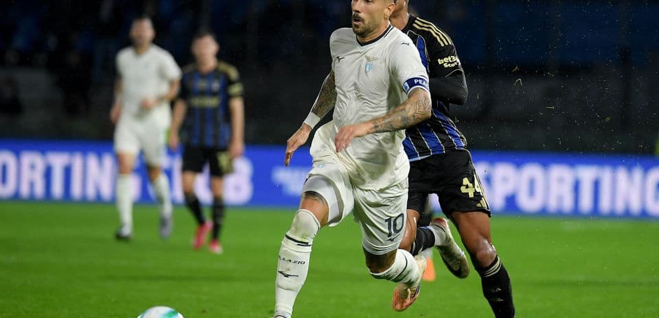 Jugador de Lazio corriendo durante el partido