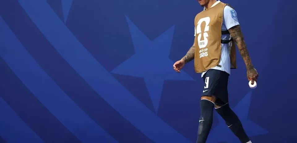 Jugador caminando con peto en evento FIFA 2026