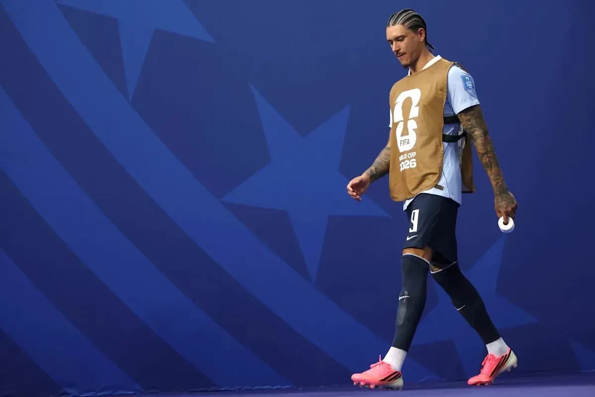 Jugador caminando con peto en evento FIFA 2026