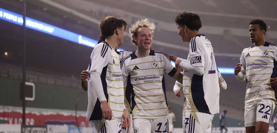 Jugadores celebrando un gol en el partido