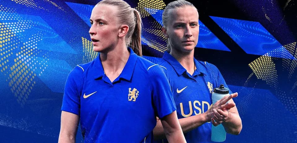 Jugadora de fútbol con uniforme azul en fondo gráfico