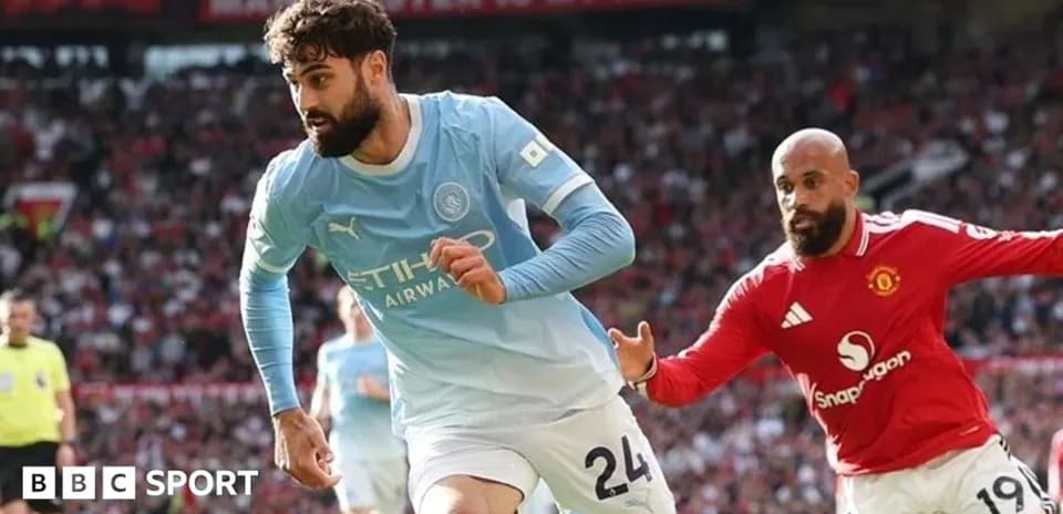 Jugador de Manchester City corriendo con el balón
