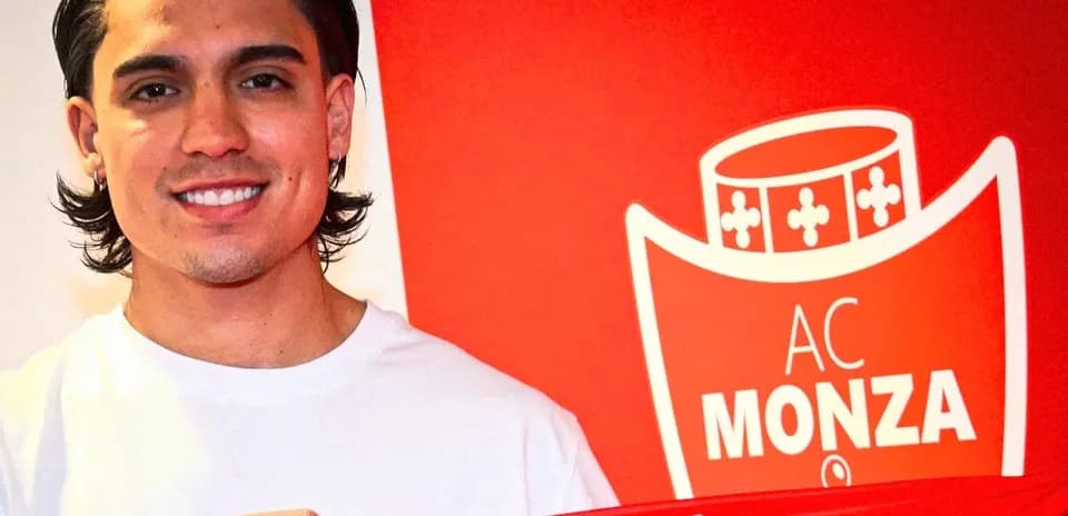 Jugador sosteniendo una bufanda de AC Monza