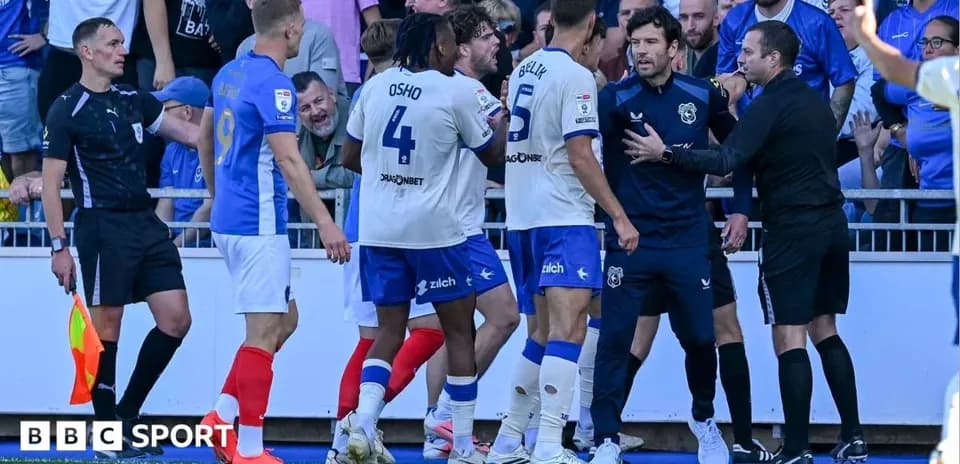 Jugadores y árbitros discutiendo en la línea de banda