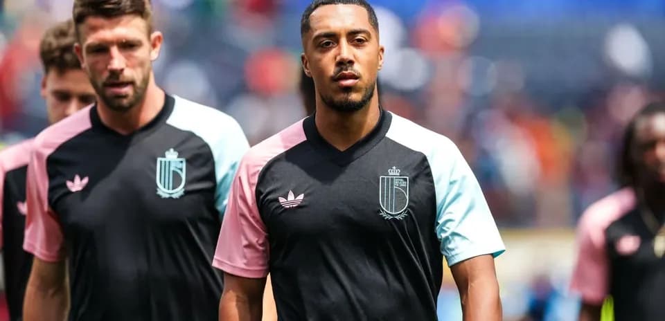 Jugadores caminando en el campo antes del partido