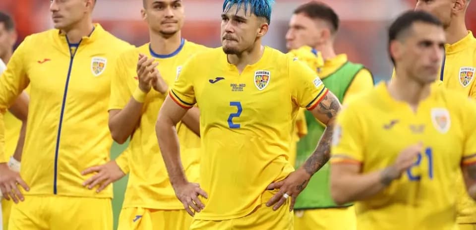 Jugadores de Rumanía en uniforme amarillo después del partido