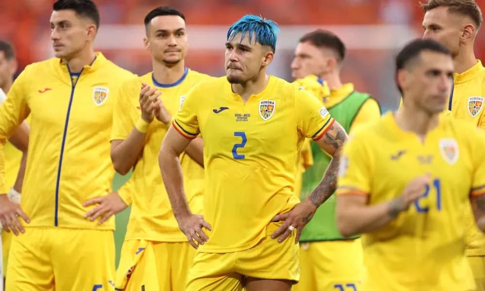Jugadores de Rumanía en uniforme amarillo después del partido