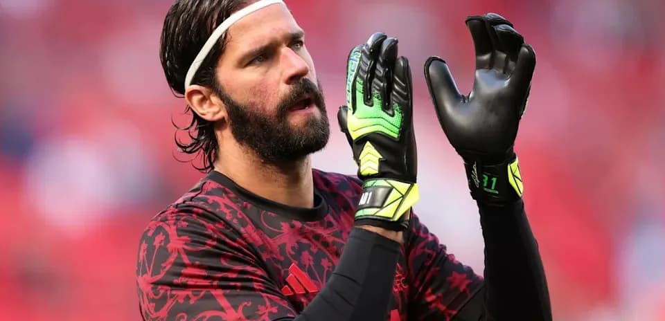 Portero con guantes preparándose para el partido
