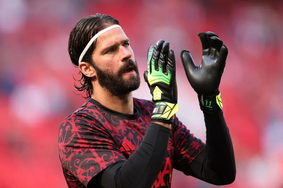 Portero con guantes preparándose para el partido