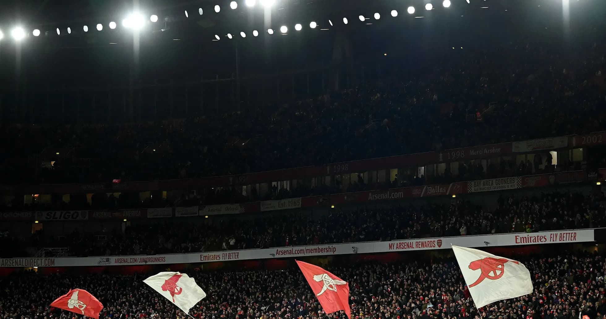 Aficionados de Arsenal ondeando banderas en el estadio