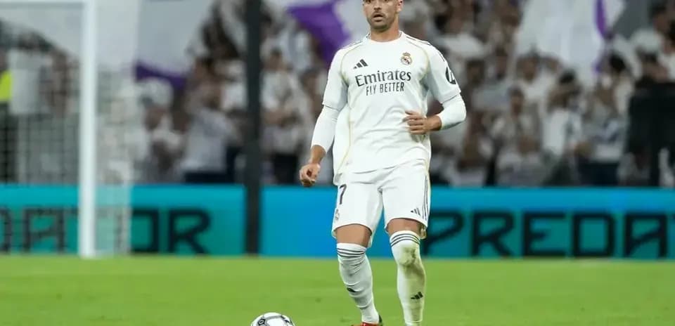 Jugador de Real Madrid preparando un tiro libre