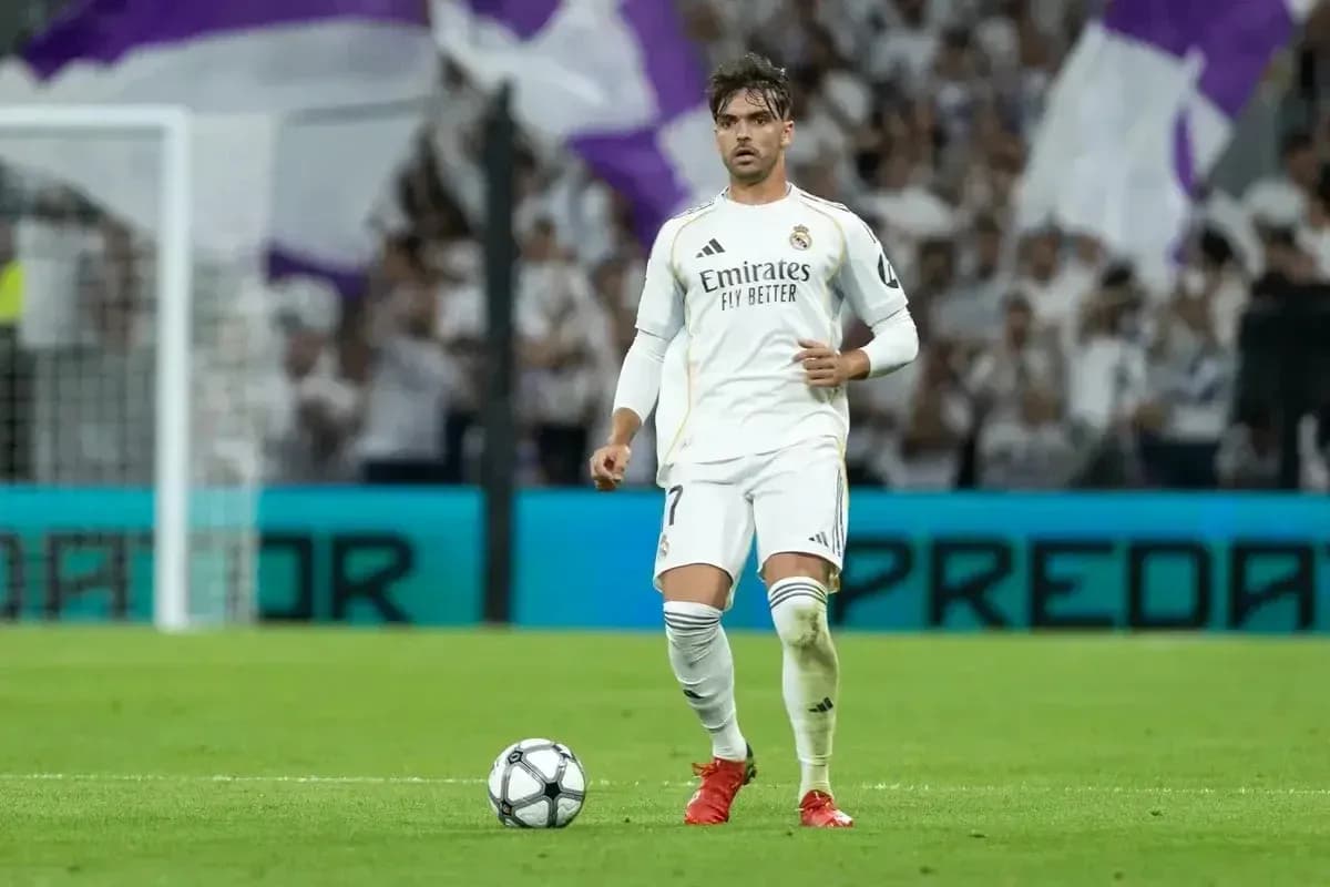 Jugador de Real Madrid preparando un tiro libre