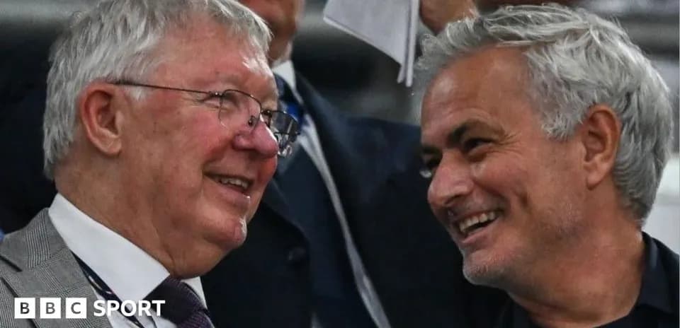 Dos entrenadores sonriendo en un evento deportivo
