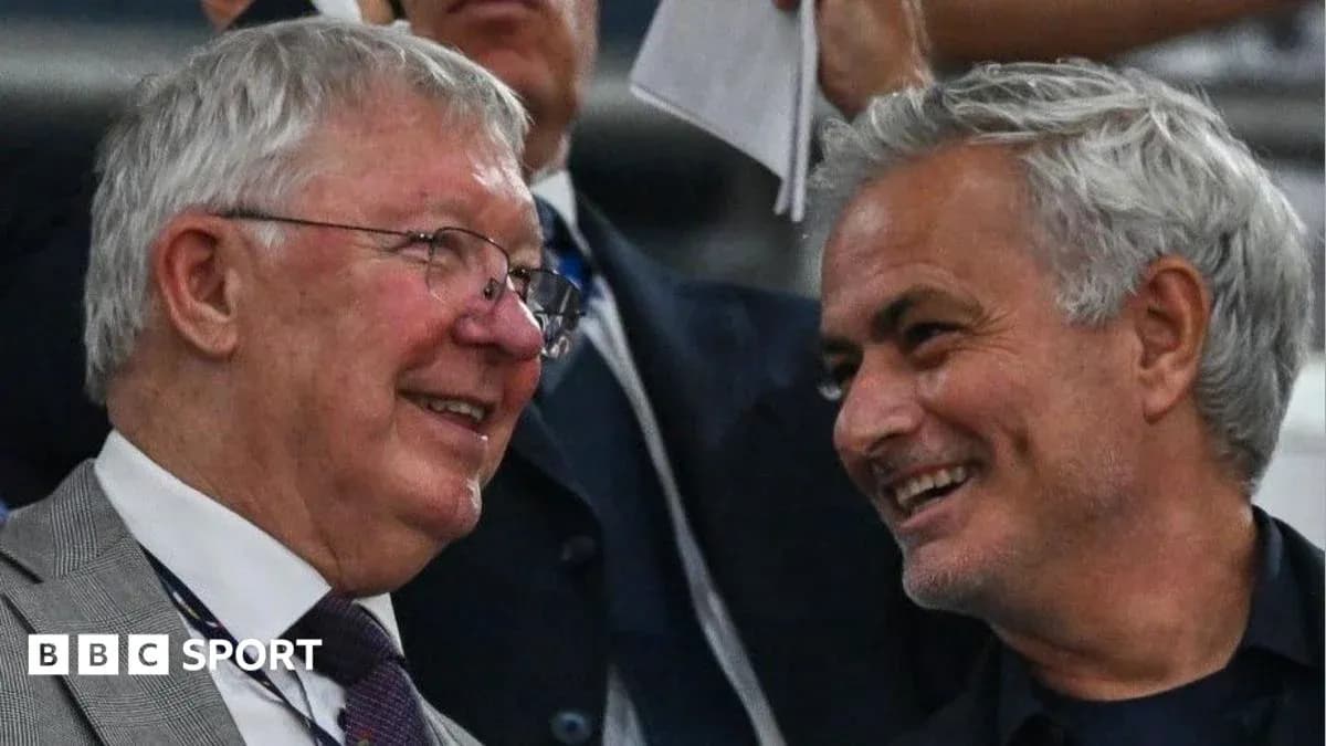 Dos entrenadores sonriendo en un evento deportivo