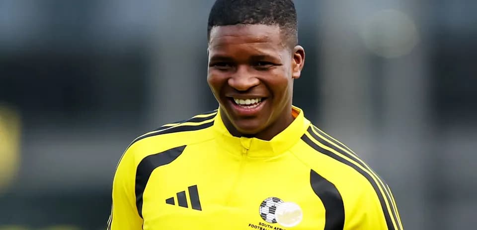 Jugador sonriente durante entrenamiento con equipo