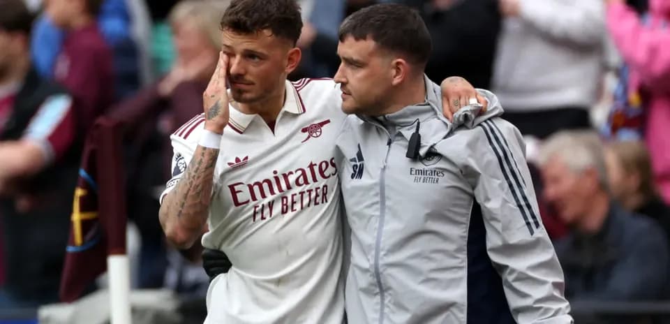 Jugador de Arsenal siendo asistido tras el partido