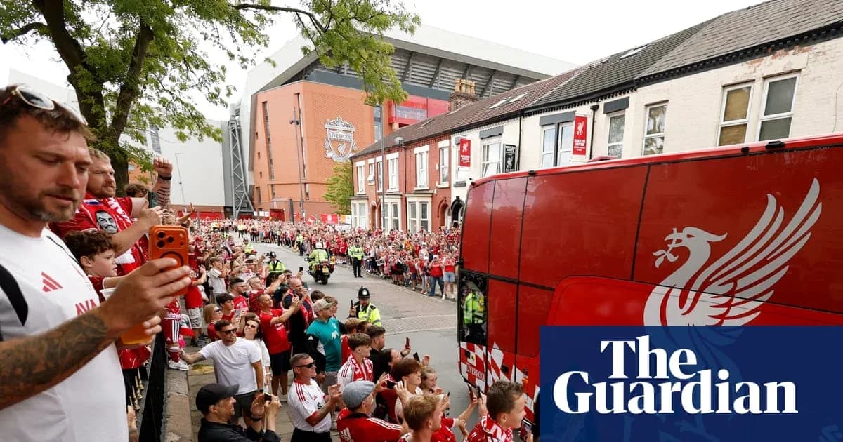 Aficionados de Liverpool reciben el autobús del equipo