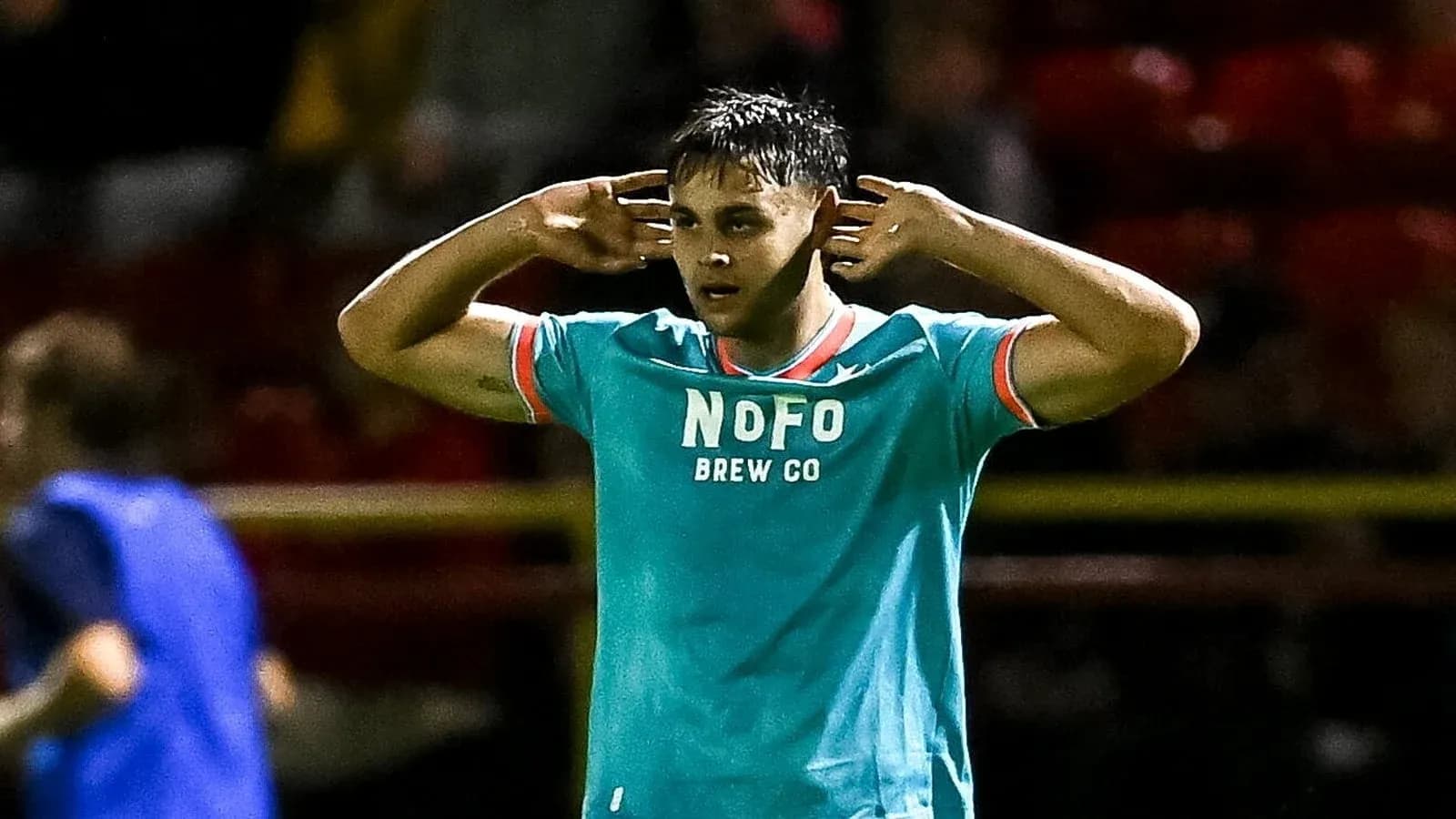 Jugador haciendo gesto de celebración en el campo