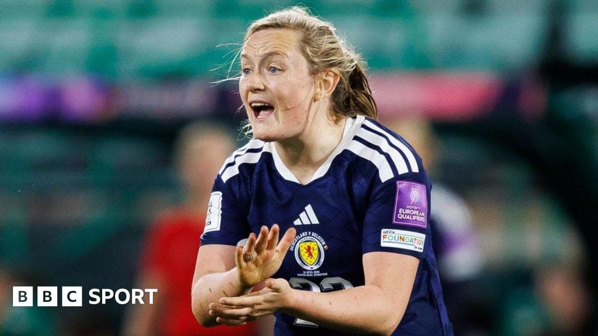Jugadora de Escocia comunicándose durante el partido
