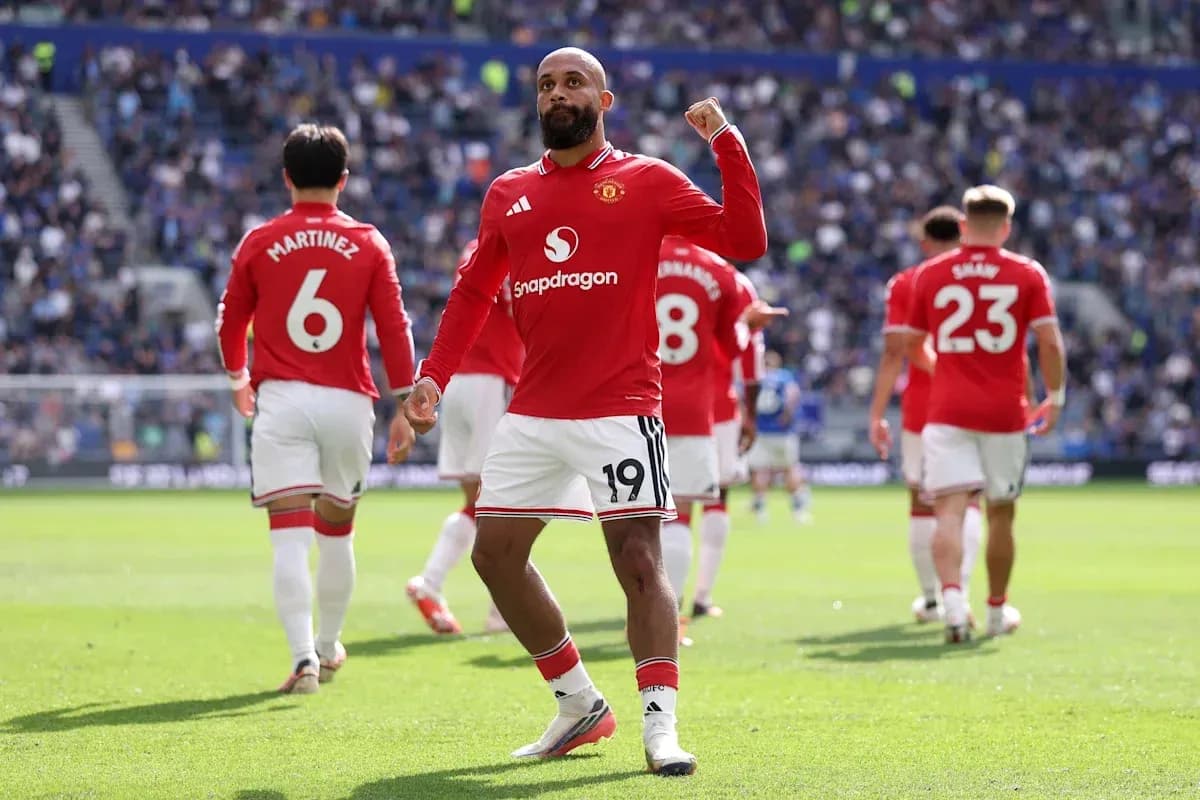 Jugador de Manchester United celebra en el campo
