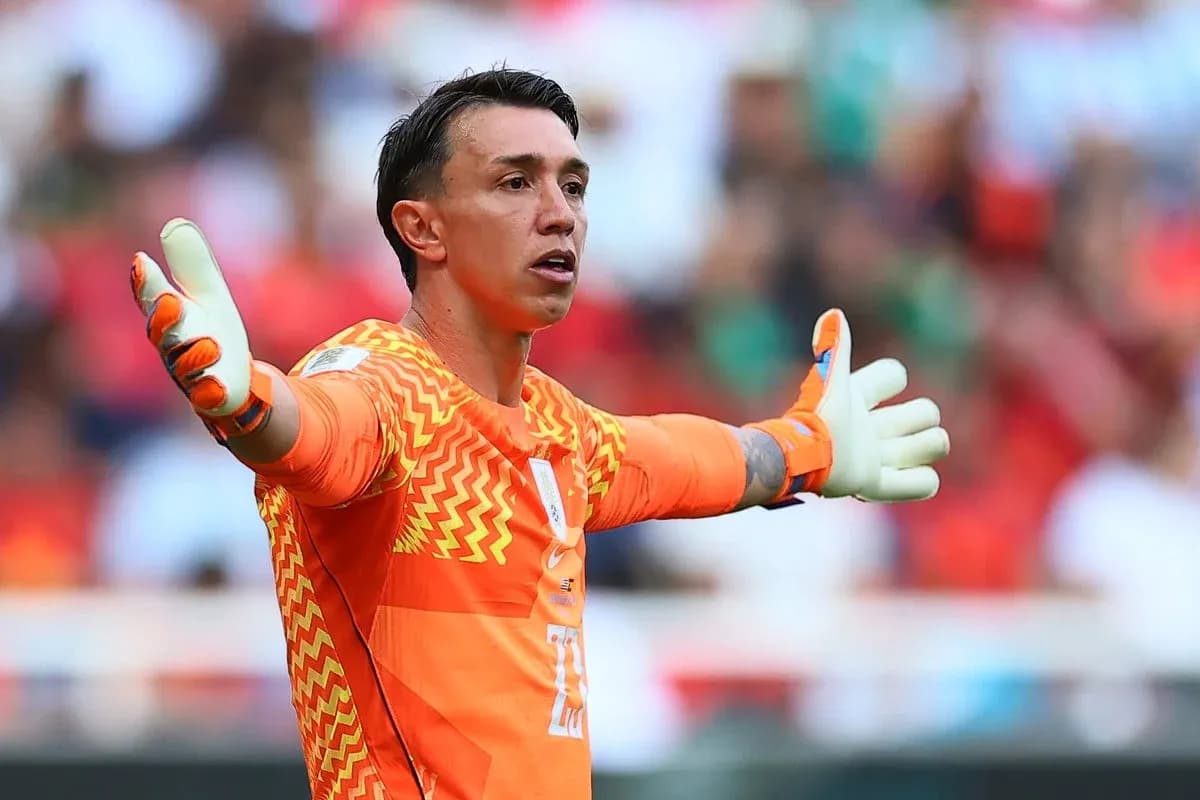 Portero señalando durante un partido de fútbol