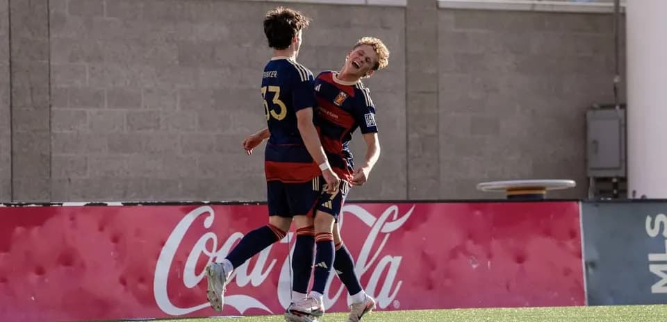 Jugadores de Real Monarchs celebrando un gol