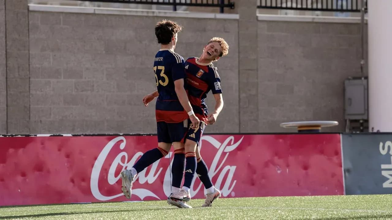 Jugadores de Real Monarchs celebrando un gol