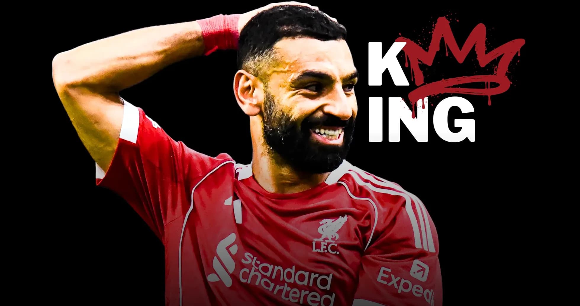 Jugador de Liverpool sonriendo con camiseta roja