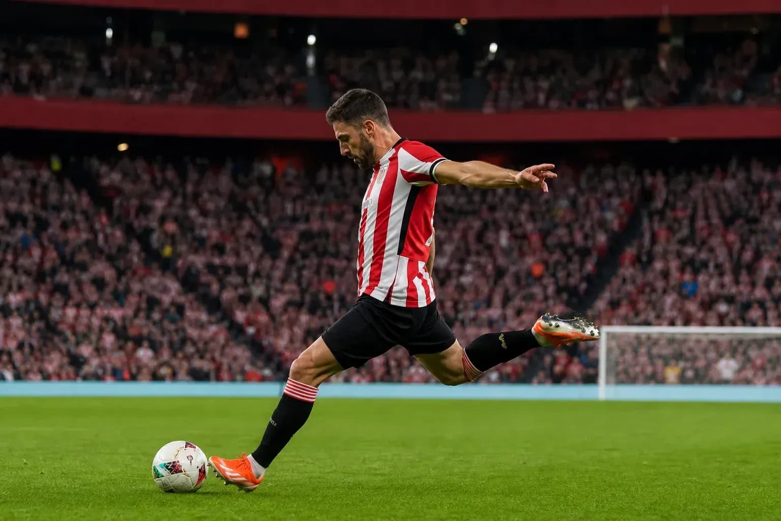 Jugador de Athletic Club ejecutando un tiro libre