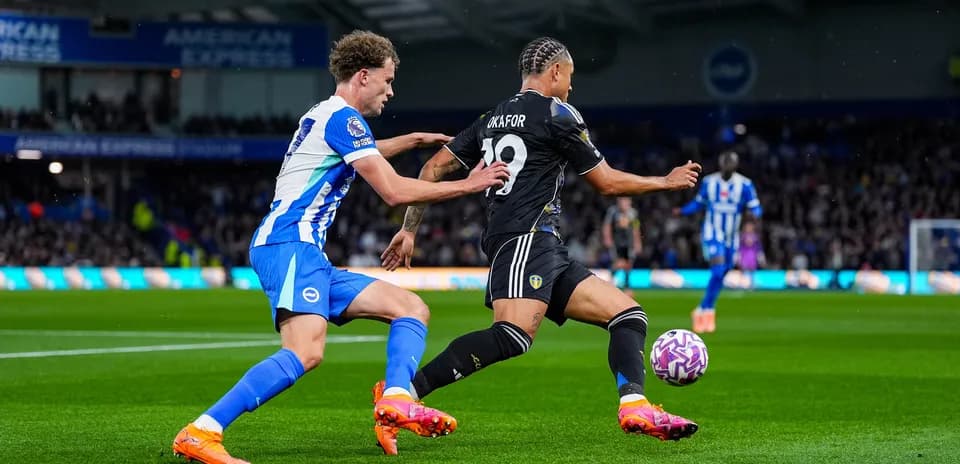 Jugador de Brighton persiguiendo a jugador de Leeds