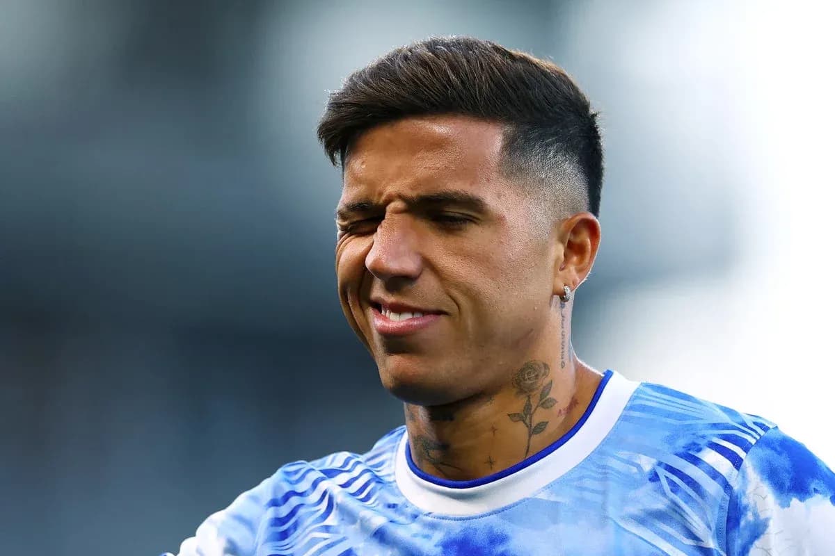 Jugador con camiseta azul sonriendo en el campo