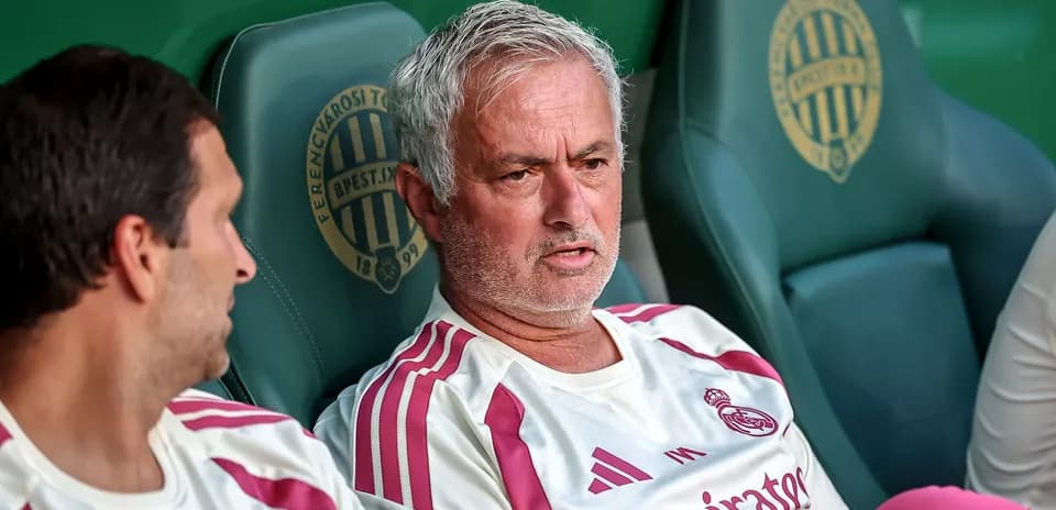 Entrenador en el banquillo durante el partido