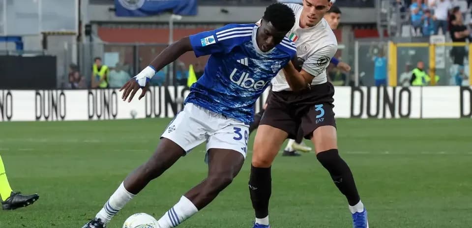 Jugador de Como driblando a rival de Napoli