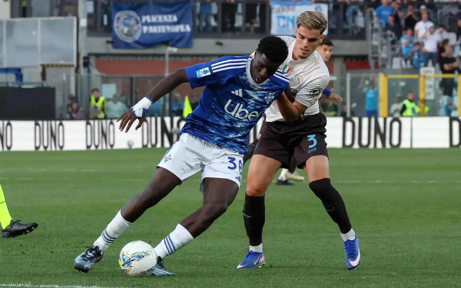 Jugador de Como driblando a rival de Napoli