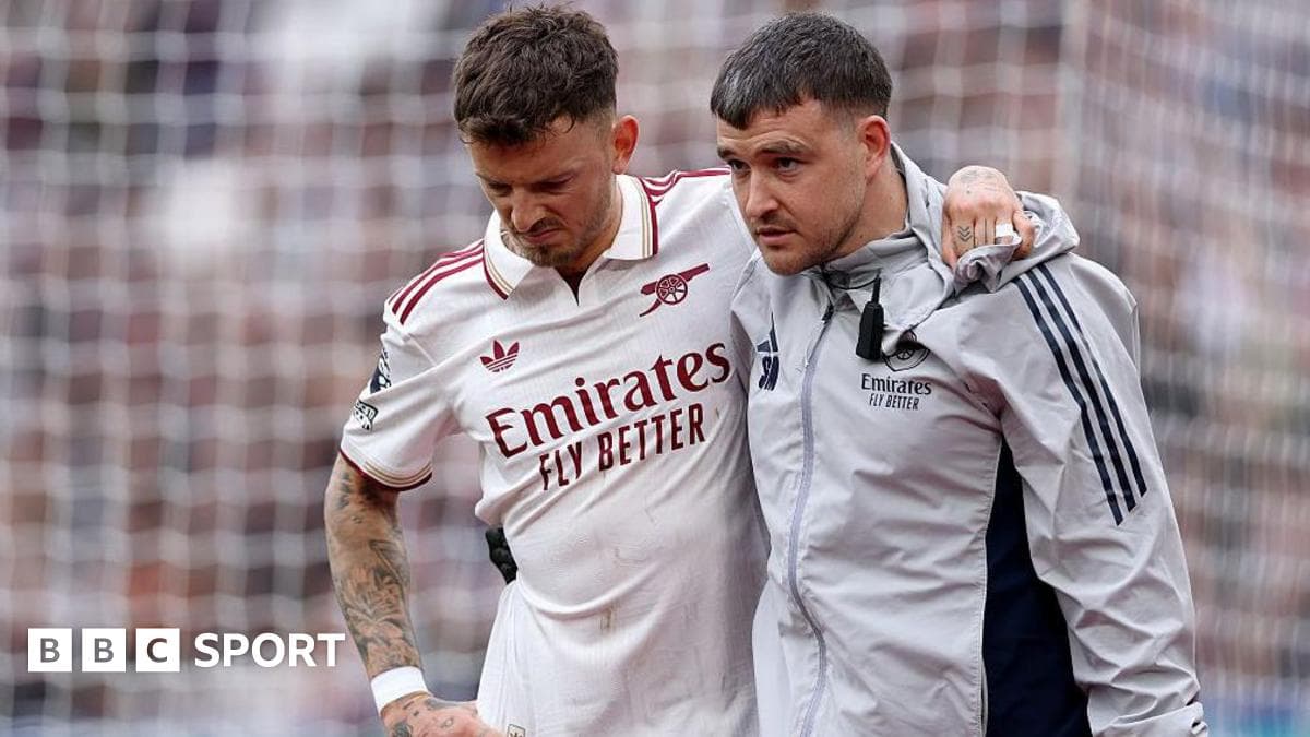 Jugador de Arsenal siendo ayudado por el personal médico