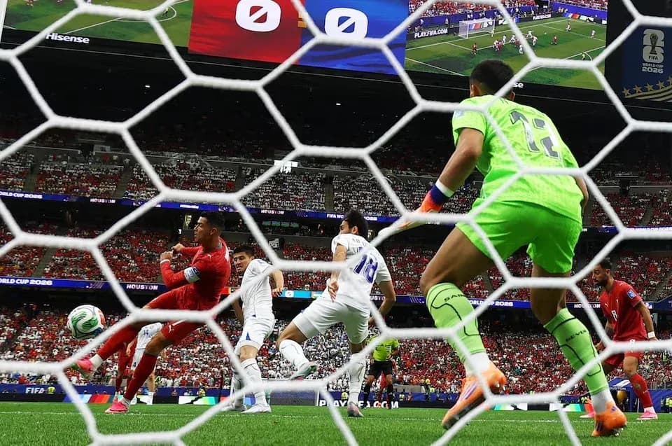 Jugador lanzando el balón en partido de fútbol