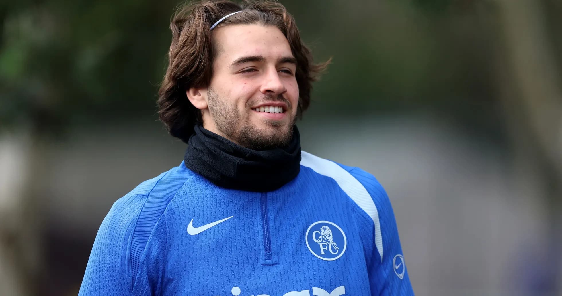 Jugador entrenando con camiseta azul de Chelsea FC
