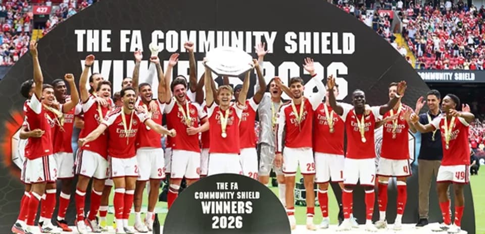 Jugadores de Arsenal celebrando victoria en el trofeo