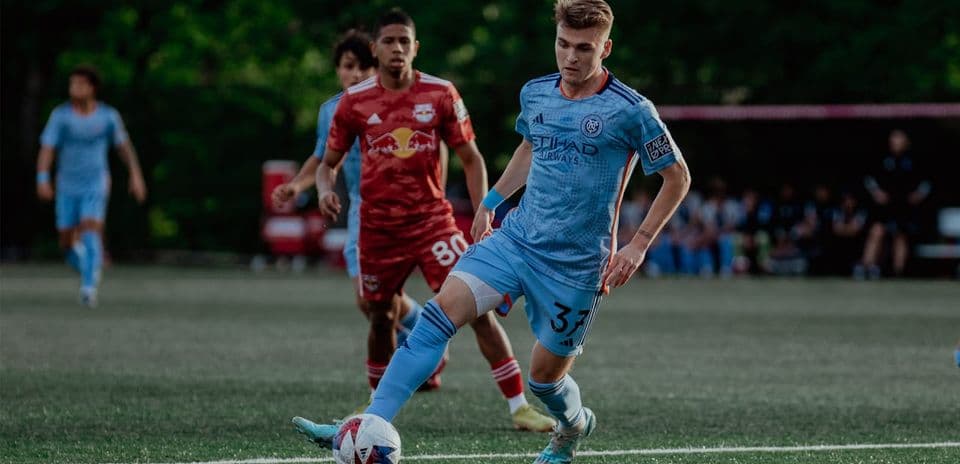 Jugador de NYC II en acción contra New York RB II