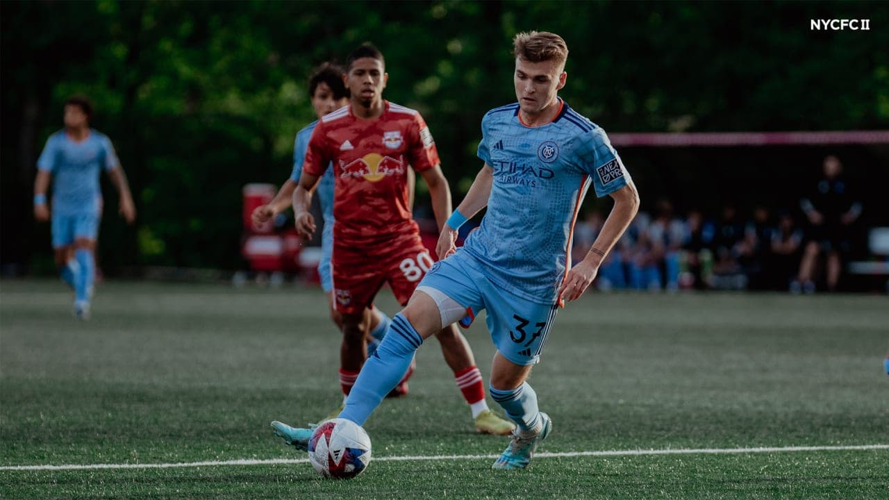 Jugador de NYC II en acción contra New York RB II