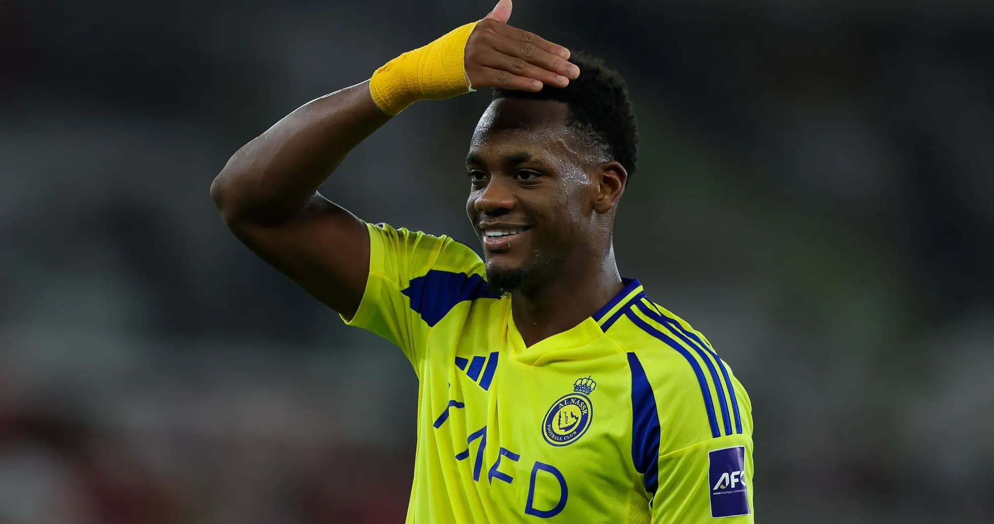 Jugador saludando con camiseta amarilla de Al Nassr