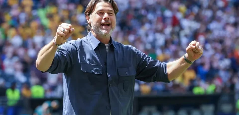 Entrenador celebrando durante un partido en el estadio