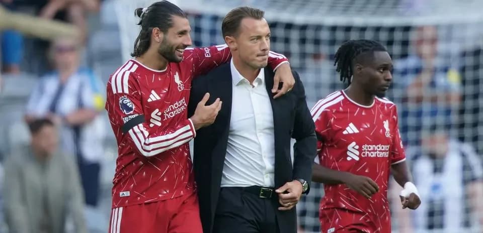 Jugadores de Liverpool celebrando con el entrenador
